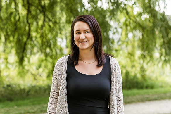 Frau Srinivasan (2a + 2b)